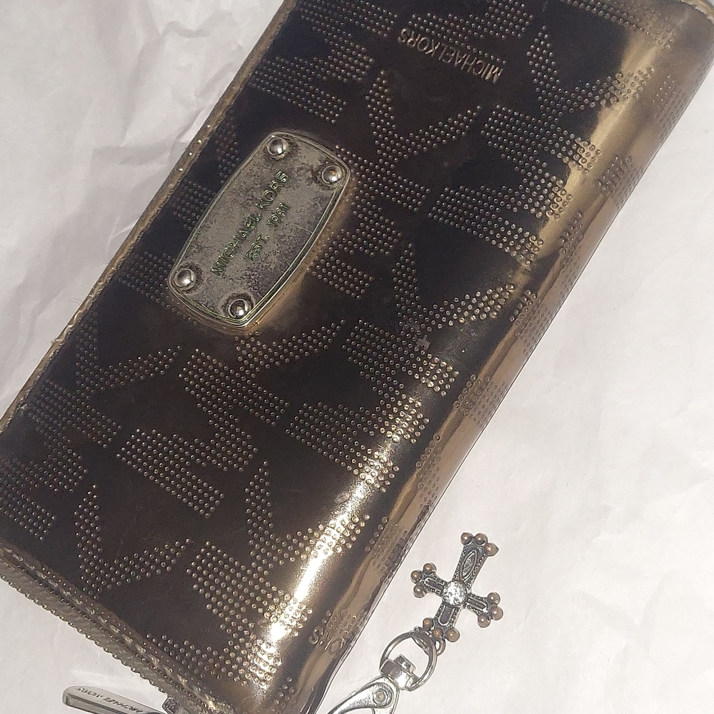 Michael Kors wallet silver leather mk logo zip around purdue keychain pull
